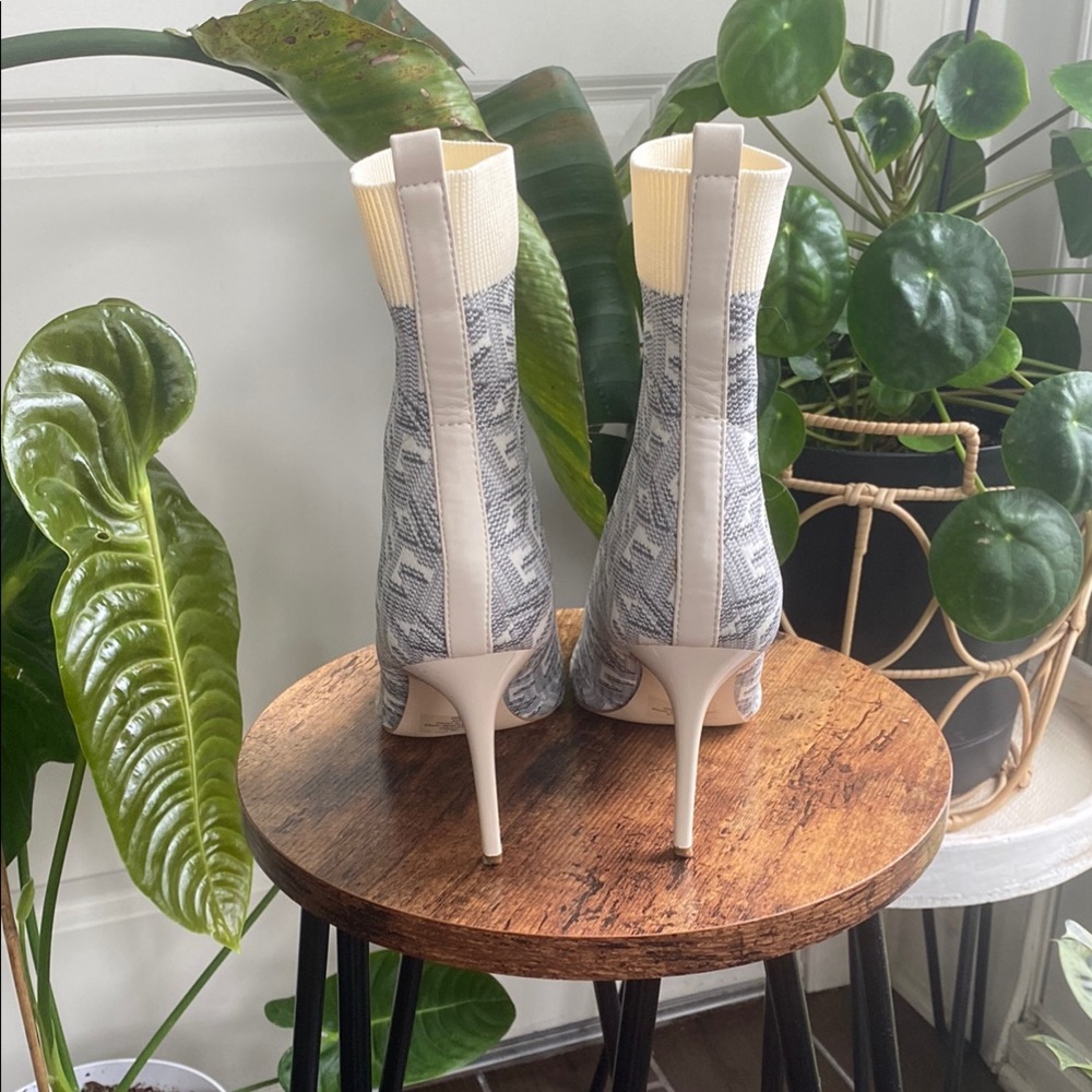 🚩 SOLD 🚩 Guess Heeled Ankle Boots - Picture 3 of 4